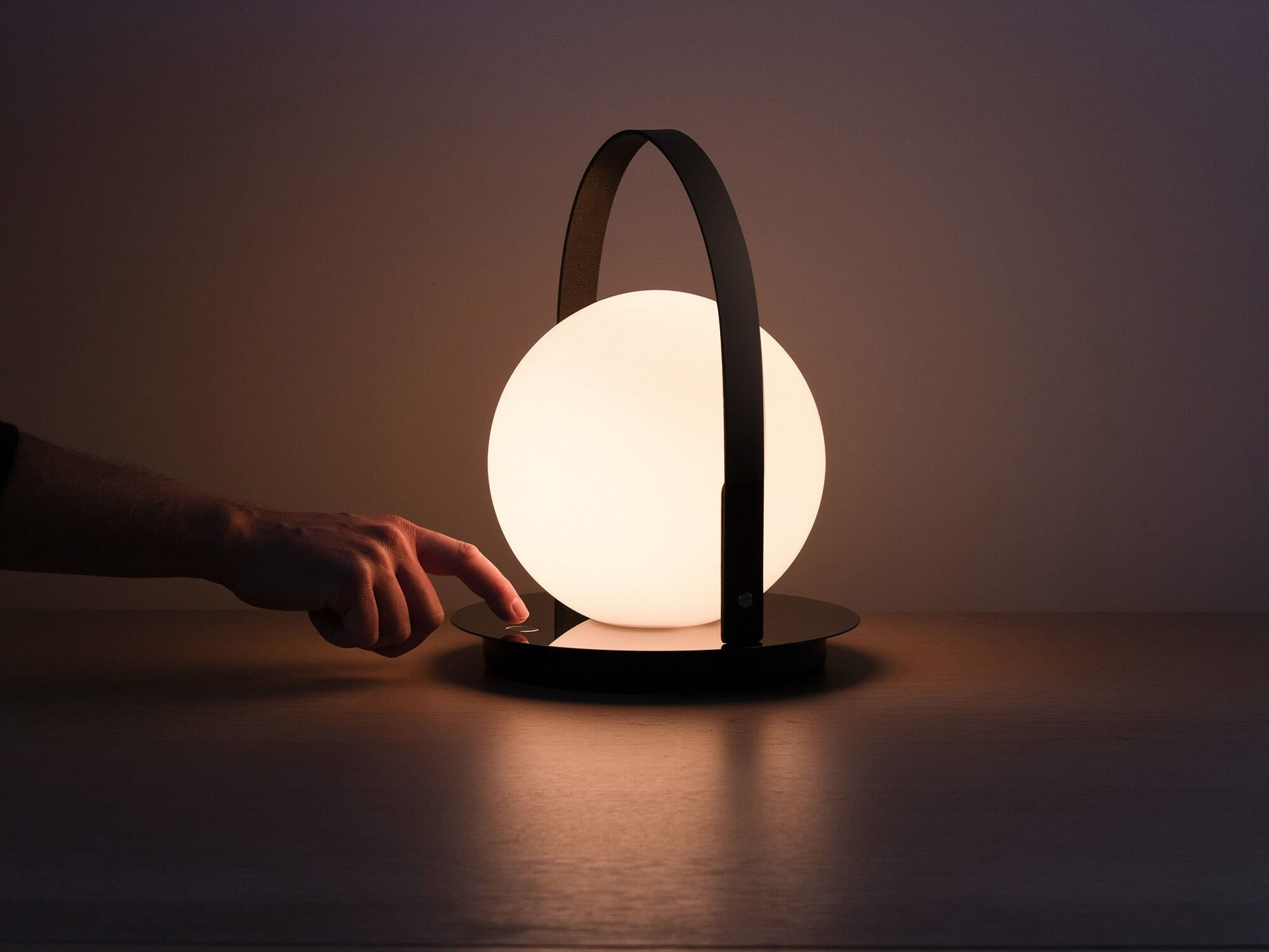 Hand turning round lamp with handle on